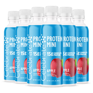 Vairākas Celebrate Protein Mini pudeles ābolu garšā uz balta fona
