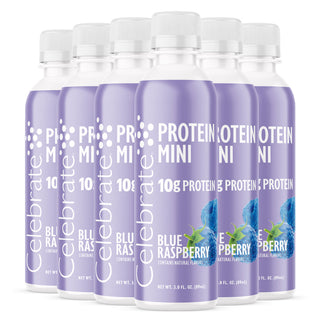 Vairākas Protein Mini Blue Raspberry garšas pudelītes uz balta fona